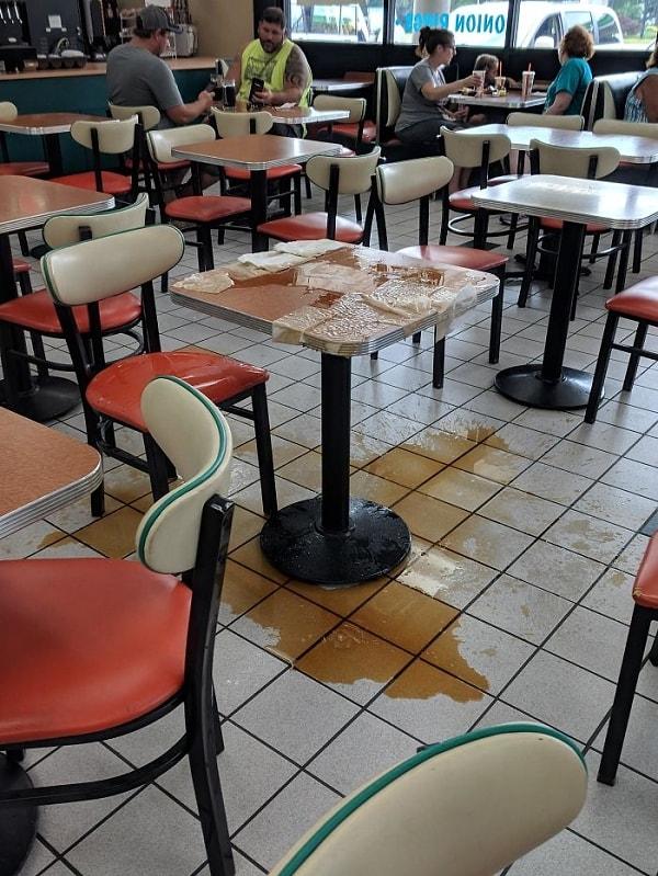 10. "Bir müşteri az önce masaya kola döktü, sonra üzerine birkaç peçete bıraktı ve gitti."