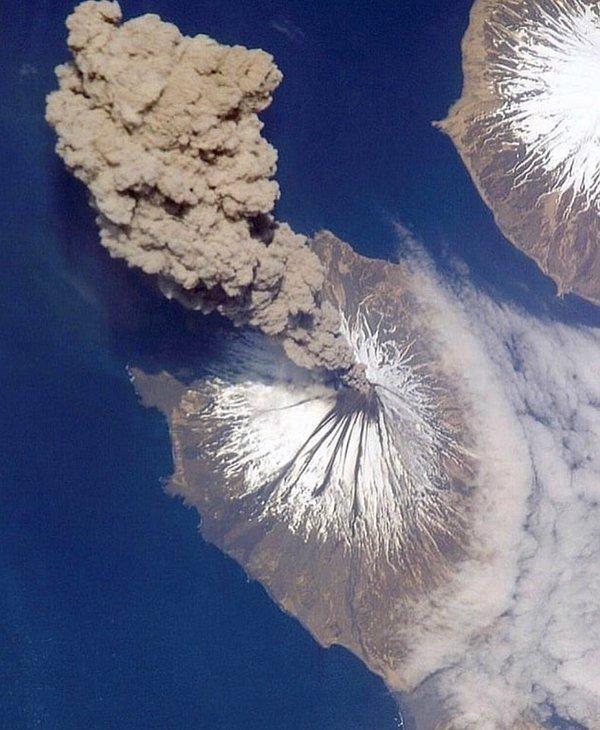 17. Alaska'daki Cleveland Volkanı'nın patlaması esnasında göklerden bu görüntü elde edilmiş. 😱