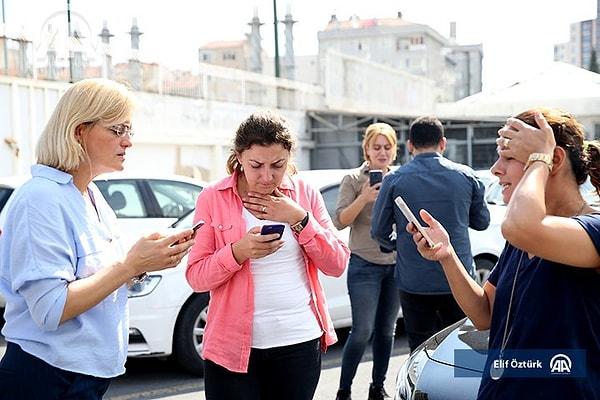 Telefon hatları kesildi, İstanbul'da vatandaşlar birbirine ulaşamadı.
