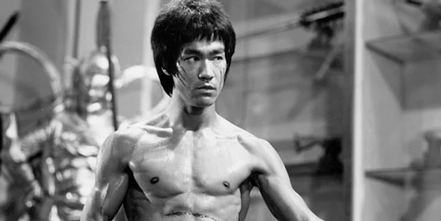 Bruce Lee bezılarına göre Feng Shui öğretisini yanlış uygulamasından bazılarına göre ise Uzakdoğu dövüş sırlarını Batılılara vermesi nedeniyle Çin mafyası tarafından öldürüldü.