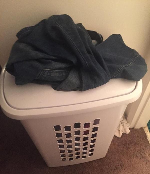 22. "Kocanız kıyafetini boş kirli çamaşır sepetinin üstüne böyle bıraktığı an..."