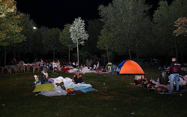 Bahçelievler’de deprem korkusuyla evine gidemeyen vatandaşlar, parkta kamp kurdu.