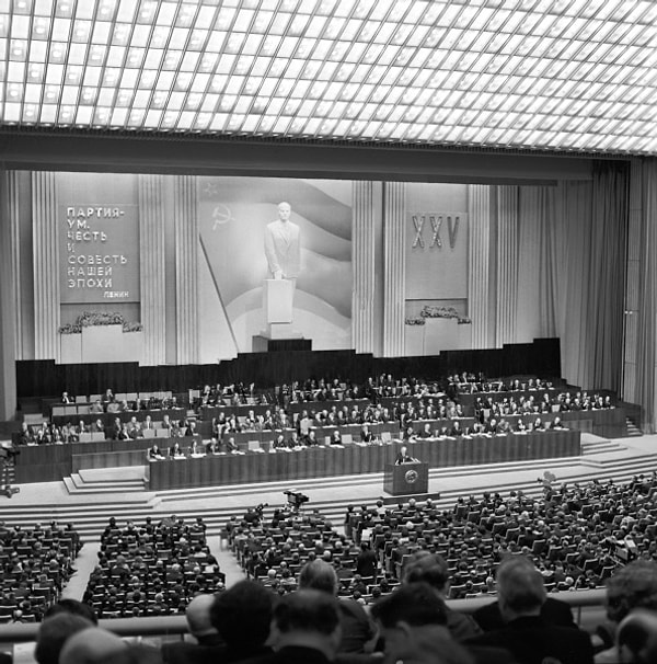 1952 - 1939'dan beri ilk ve Stalin'in katıldığı son Sovyetler Birliği Komünist Partisi kongresi başladı.