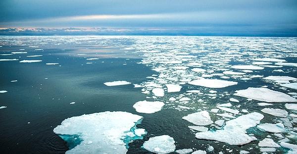 12. Deniz buzu, deniz suyunun 1/10'u kadar tuz barındırdığı için içilebilir. Bunun nedeni buzun kristal yapısını deniz tuzuyla birleştirmemesidir.