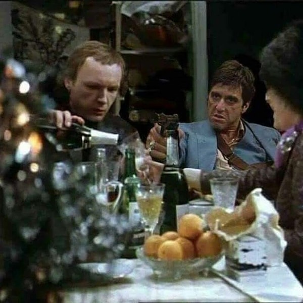 8. Тони Монтана на новогодней вечеринке в советском доме
