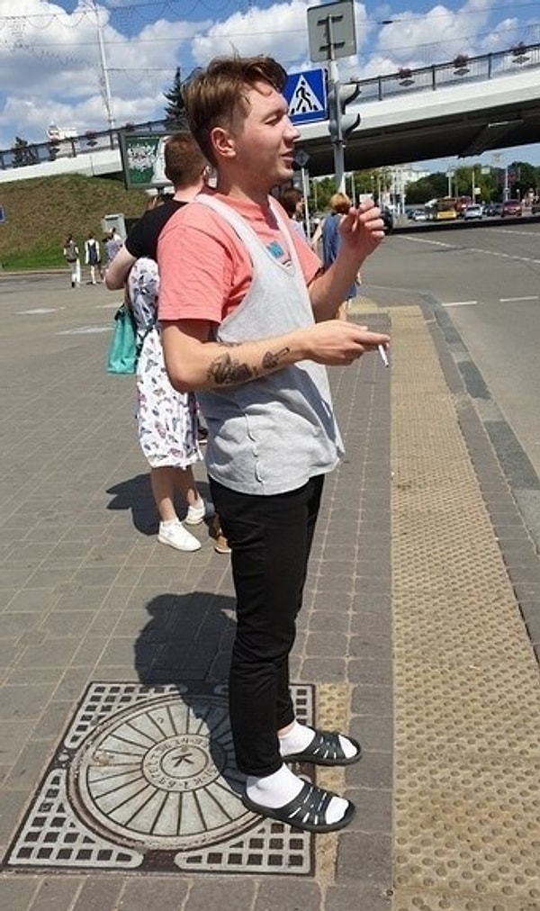 9. Сланцы с носками еще куда не шло, а вот майка с футболкой - уже ни в какие ворота не лезет