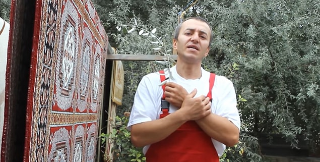 Halılara insanmış gibi davranan, konuşarak, severek yıkayan bu güzel insanlar, coşkuları, hayata ve işlerine karşı oldukça sevgi dolu.