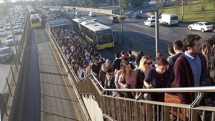 İBB Altunizade'deki Metrobüs Yoğunluğu İçin Özür Diledi: 'Ek Sefer Koyuyoruz'