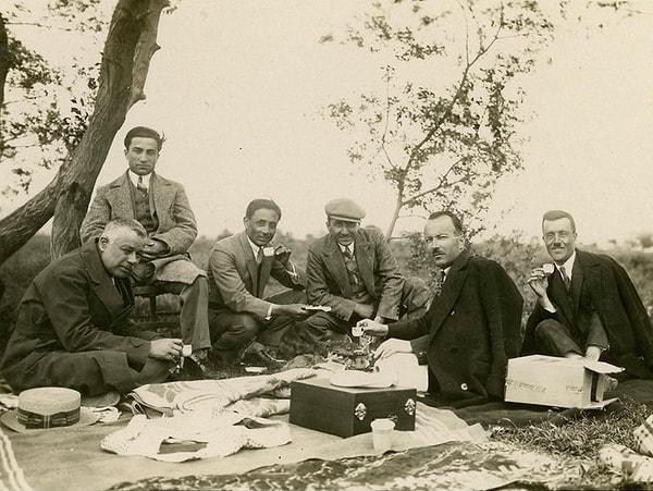 3. Gramofon dinleyen modern bir grup, İstanbul, 1931.