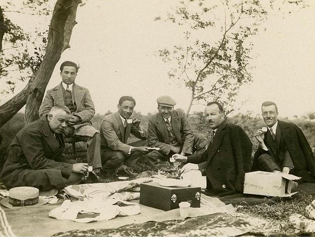 Gramofon dinleyen modern bir grup, İstanbul, 1931.