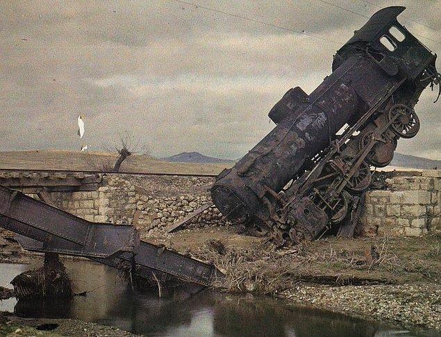5. Yunan ordusu tarafından tahrip edilmiş lokomotif ve demiryolu, Uşak, 1923.