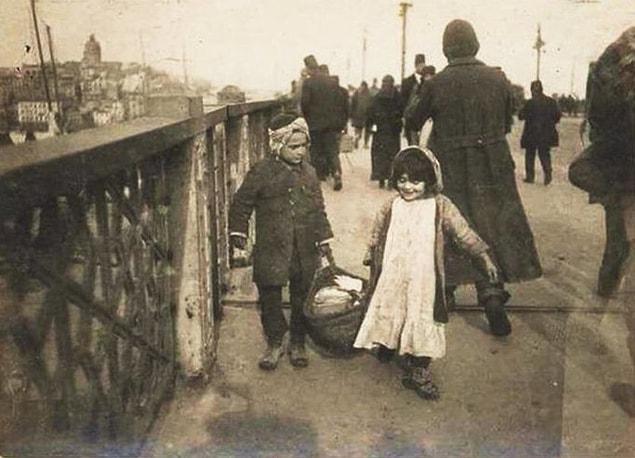 Galata köprüsü üzerinde çocuklar, İstanbul.