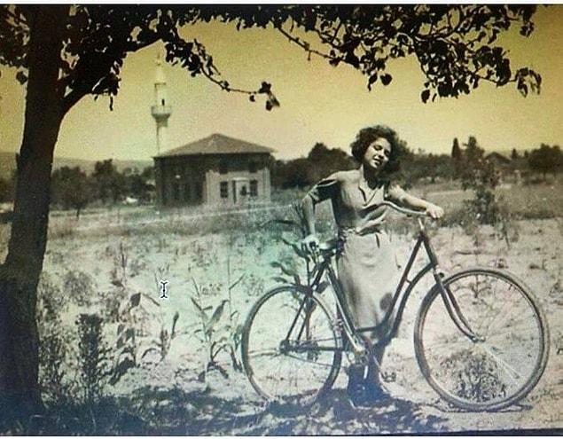 Sahrayıcedit'te bisiklet keyfi yapan bir kadın, İstanbul, 1945.