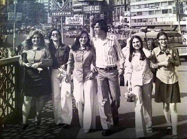Galata köprüsü üzerinde yürüyen gençler, İstanbul, 1970.