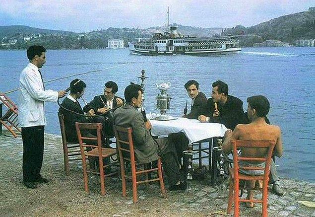 28. Aşiyan'da semaver ve nargile keyfi, İstanbul, 1965.