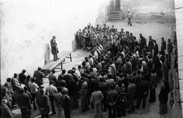 Yılmaz Güney Toptaşı Cezaevi'nde mahkum arkadaşlarına konuşma yaparken, İstanbul, 1979 .