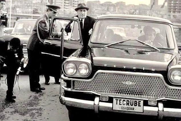 Türkiye'nin ilk yerli otomobili Devrim'e binen Cumhurbaşkanı Cemal Gürsel, Eskişehir, 1961.
