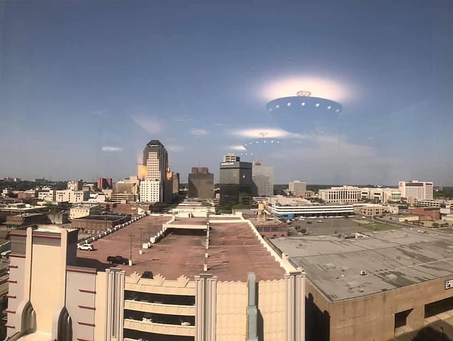 6. UFO istilası değil, yalnızca cama yansıyan ışıklar. 🛸