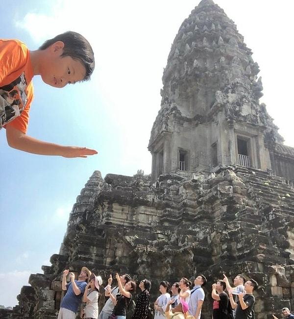 13. Bir grup turistin tapınağı koruyan devle tanışması. ⛩
