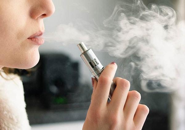Fakat ilk düşünceler elektronik sigarada kullanılan  aromalarının ciğerleri tıkama olasılığı üzerinde. Yine de Dr. Larsen klinikte yapılan araştırmalarda akciğer dokusunda böyle bir bulguya rastlanmadığını belirtti.