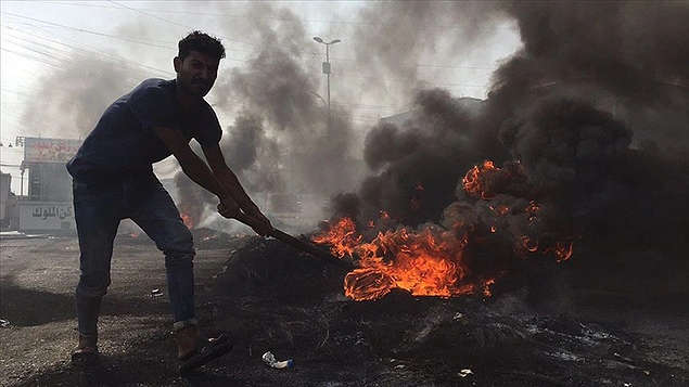 Bağdat ile ülkenin güneyindeki bazı kentler 1 Ekim'den bu yana "işsizlik, yolsuzluk ve kamu hizmeti yoksunluğu"nun protesto edildiği hükümet karşıtı gösterilere sahne oluyor.