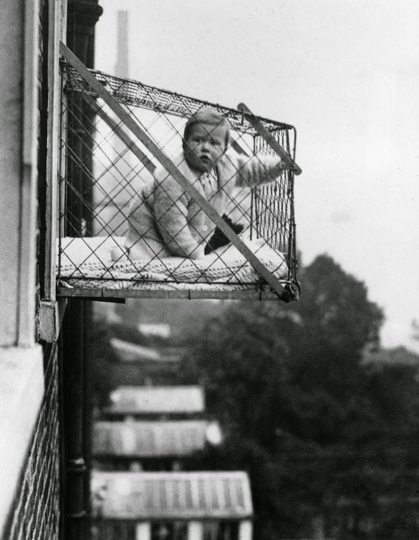 10. Bebeklerin temiz hava ve güneş ışığı alabilmeleri için pencerelerin dışına yerleştirilen tel kafes, 1934.
