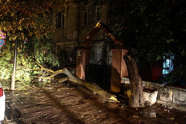 İstanbul'un Anadolu yakasındaki Üsküdar, Ataşehir, Maltepe, Ümraniye ve Beykoz ilçelerinde de kuvvetli fırtına ve sağanak etkisini gösterdi.