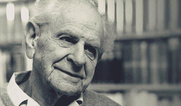 1937 yılında Karl Popper, korkunç bir olayın tam ortasında kalır. İngiltere'de eğitim verdiği yıllarda bir grup yaşadığı yeri gizliden gizliye talan etmeye başlar.