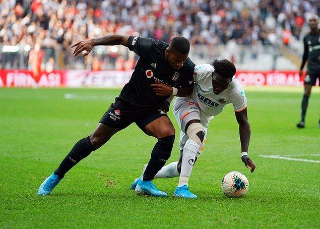 58. dakikada Aytemiz Alanyaspor Junior Fernandes ile beraberlik golüne yaklaşırken Beşiktaş'ta savunmada topu uzaklaştıran isim Vida oldu.