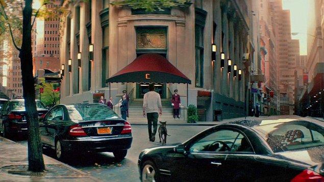 2. John Wick filminin birincisinde de ikincisinde de otelin önünde aynı arabalar var.