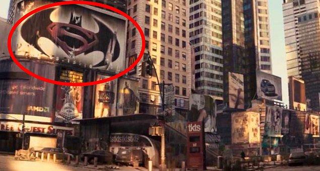 11. 2010'larda yapılan 'I Am Legend' filminde, Batman vs Süpermen filmi için bir reklam var.