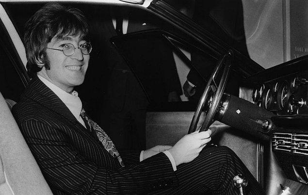 Kendisi araba kullanmayı en son öğrenen Beatles üyesiydi. Lennon ehliyetini 24 yaşında aldı. Onu tanıyan herkes korkunç bir sürücü olduğunu söylüyordu.