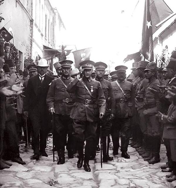Mustafa Kemal Atatürk’ün, mareşal üniformasıyla İnebolu’yu ziyareti esnasında çekilmiş bir fotoğraf, 26 Ağustos 1925