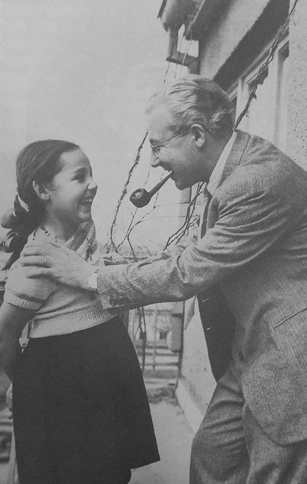Sabahattin Ali, kızı Filiz ile Ankara’daki evinin önünde, 1943