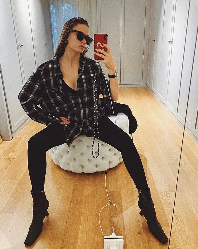 Güzelliğiyle hepimizi kendine hayran bırakan Serenay Sarıkaya'nın tarzı sık sık gündeme geliyor ancak bu sefer uzun burunlu botlarıyla dillere düştü.