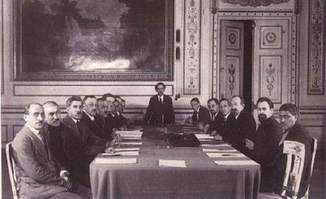1921 - TBMM Hükümeti, Azerbaycan, Ermenistan ve Gürcistan ile Kars Antlaşması'nı imzaladı ve Doğu Cephesi'nde Kurtuluş Savaşı sona erdi.