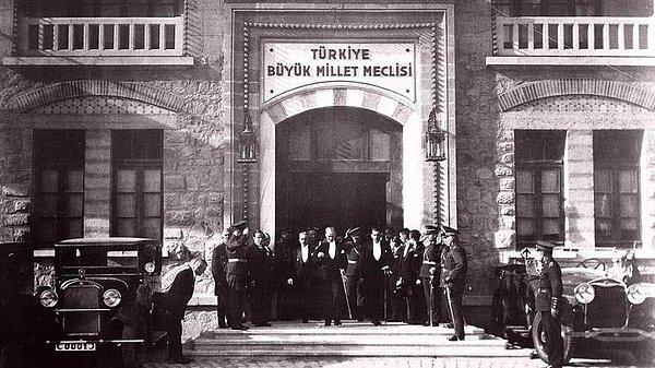 1923 - TBMM'de, Ankara'nın Hükûmet merkezi ve başkent olması kararlaştırıldı.