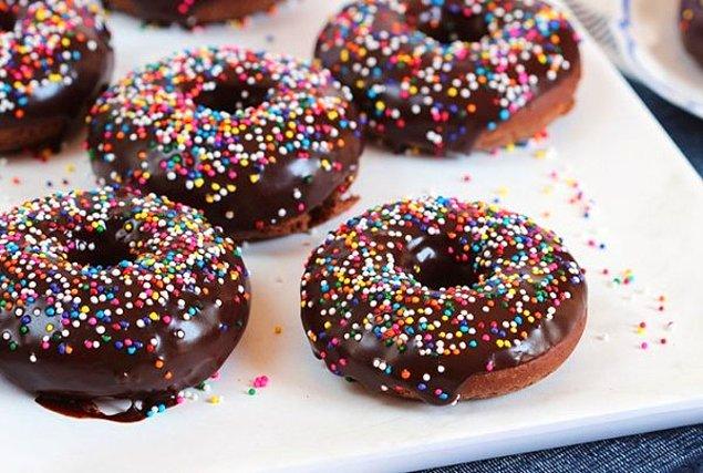 10. Tatlı aşıkları buraya! Bol çikolatalı donuta bayılacaksınız! 🍩