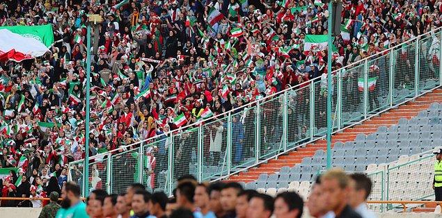 İran milli takımı, Dünya Kupası eleme maçını geçtiğimiz perşembe Tahran'daki stadyumda oynadı fakat bu sefer maçtan ziyade tribünlerde oturan kişiler ilgi odağıydı.