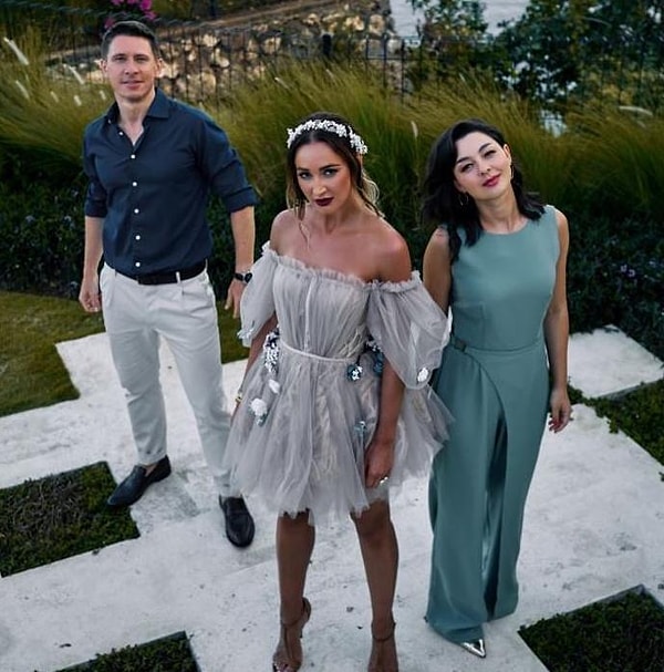 Впрочем, в отборе кандидатов у Тимура есть помощники - мама Ольги, Ирина Александровна, и лучшая подруга артистки, Яна Акру.