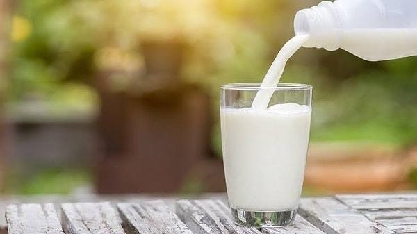 4. Süt, inatçı sarımsak ve soğan kokularından kurtulmaya yardımcı olabilecek bir başka kullanışlı bir üründür.
