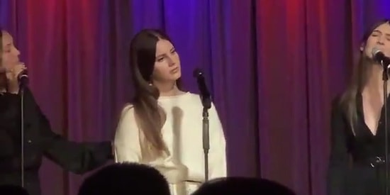 Lana Del Rey Konser Sırasında Uzaklara Dalıp Şarkıya Girmeyi Unuttu