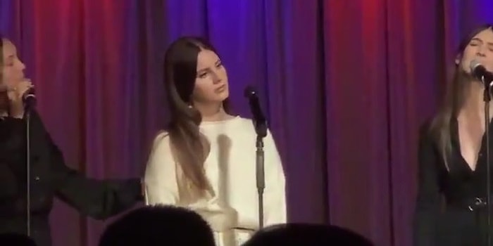 Lana Del Rey Konser Sırasında Uzaklara Dalıp Şarkıya Girmeyi Unuttu