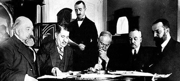 1912 - Trablusgarp Savaşı'nı sona erdiren Uşi Antlaşması imzalandı.