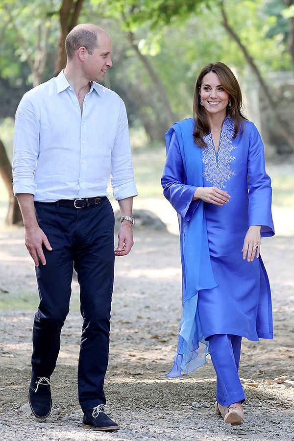 На следующий день Кейт и Уильям посетили школу для девочек в Исламабаде.