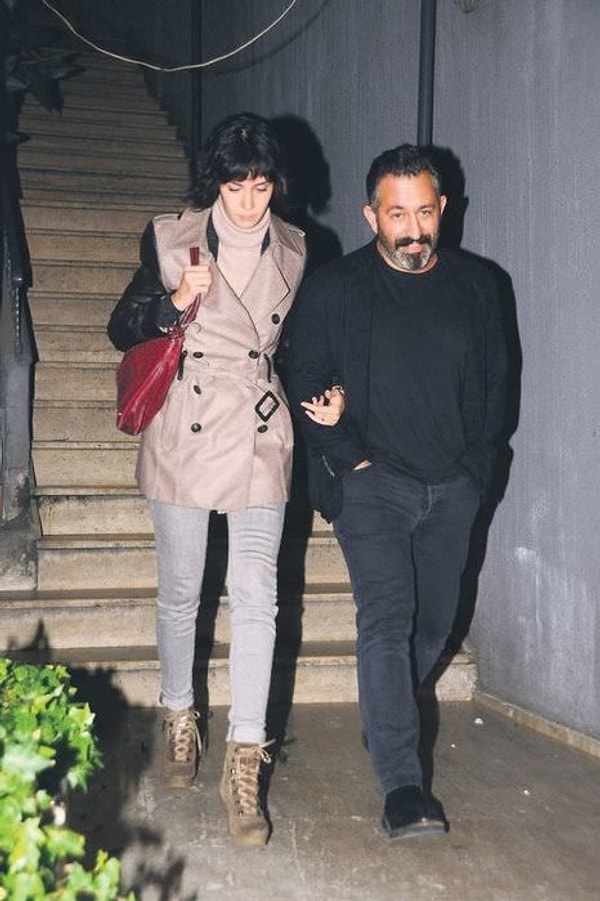 16. Джансу 6,5 лет встречалась с комиком и актёром Джемом Йылмазом , в августе 2011 пара рассталась.