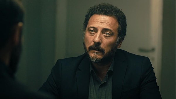 19. Он привлёк народное внимание, появившись как «Özgür Çocuk» (Свободный ребёнок) в серии роликов для Turkcell. Он появился в сериале Karanlıkta Koşanlar с Угуром Юджелом. Затем он сыграл в сериале Üzgünüm Leyla.