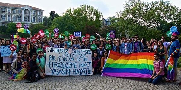 LGBT bireylerin kampüs içerisinde kendilerini daha özgür ifade edebilmeleri için 2000 yılında ilk tohumları atılan Boğaziçi Üniversitesi LGBTİ+ Çalışmaları Kulübü yeni üyelere gönderdiği bir mesajla gündeme geldi.