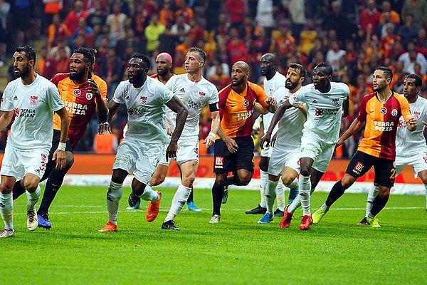 Bu sonuçla Galatasaray ligde 3. galibiyetini elde ederken puanını 13’e çıkardı. Sivasspor ise 12 puanda kaldı.