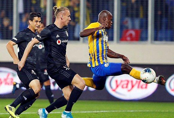 Lens'in yerine oyuna giren Adem Ljajic, siyah beyazlıların hücum hattına hareketlilik getirirken, Ankaragücü 75'te 10 kişi kaldı.
